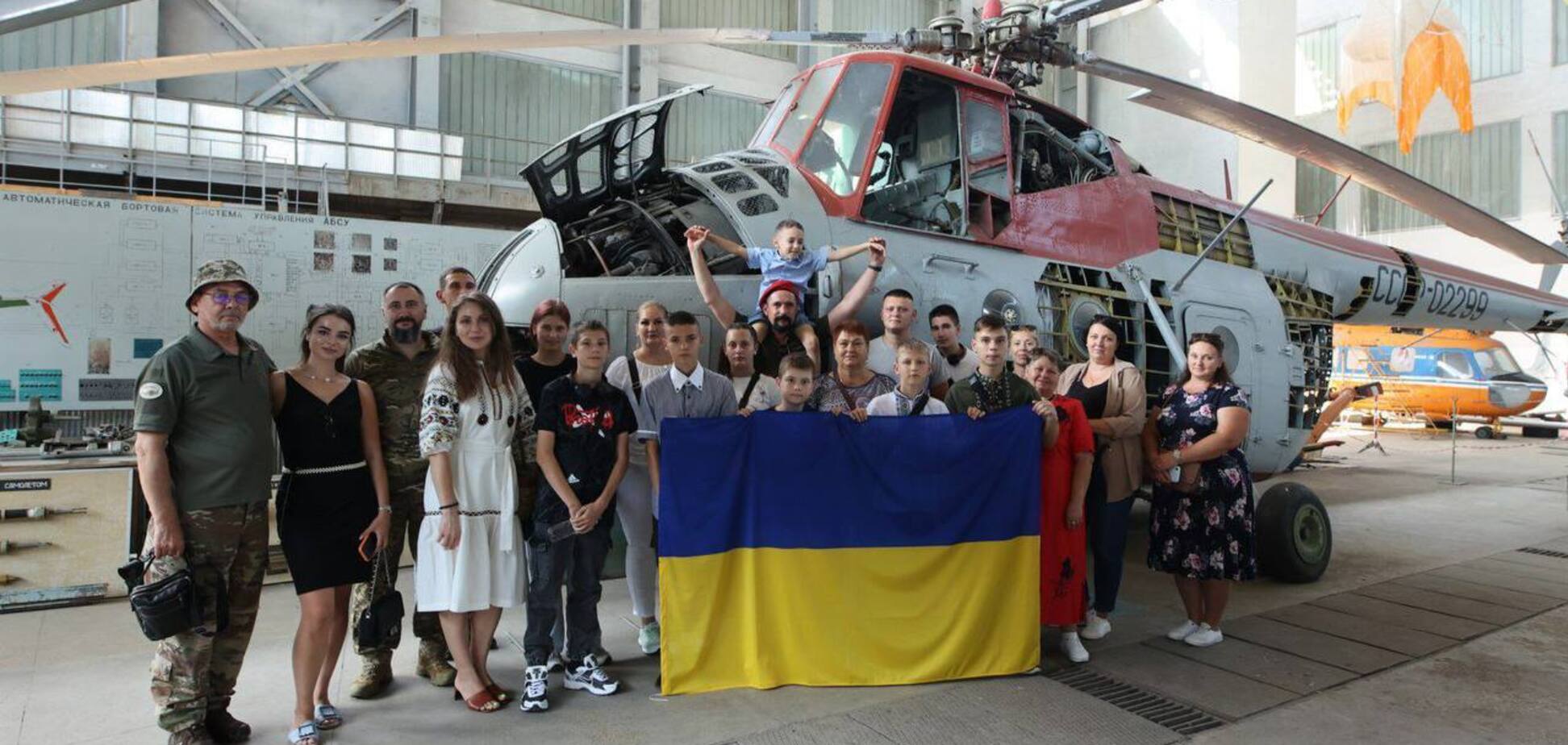 "Украинские вертолеты" взяли под финансовую опеку 14 полных сирот Героев ВСУ