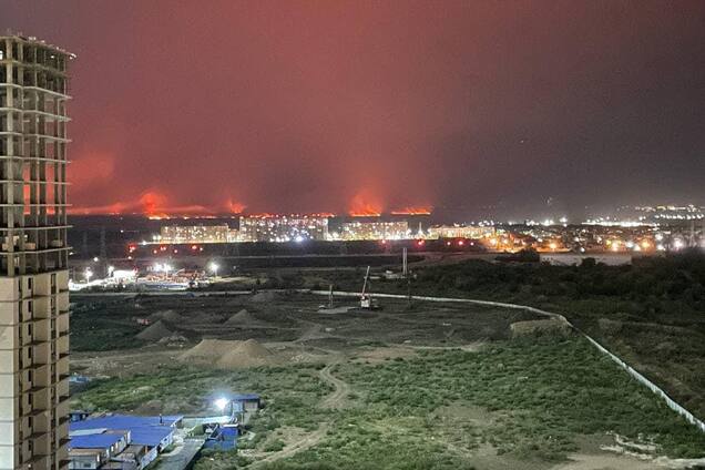 Під Ростовом вирує масштабна польова пожежа, яку ніхто не гасить. Фото і відео