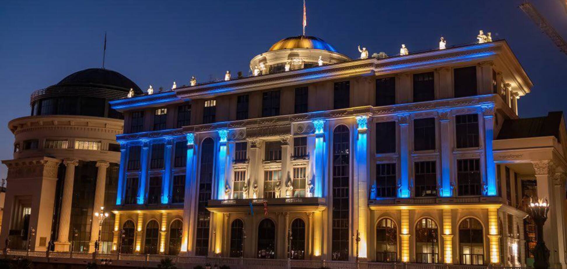 Мировые достопримечательности в День Независимости Украины стали сине-желтыми. Фото