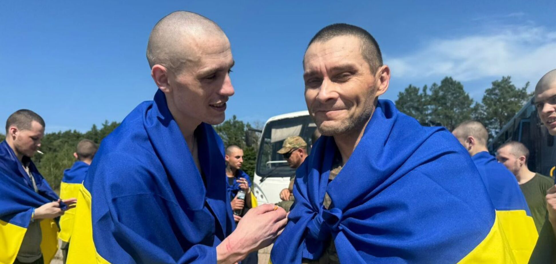 Как встречают освобожденных пленных в Украине и России: впечатляющую разницу показали на видео