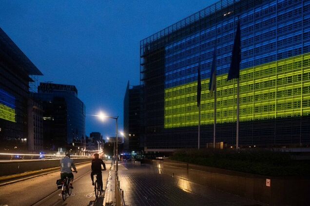 'Україна переможе і стане членом ЄС': будівлю Єврокомісії підсвітили синьо-жовтим кольором. Фото