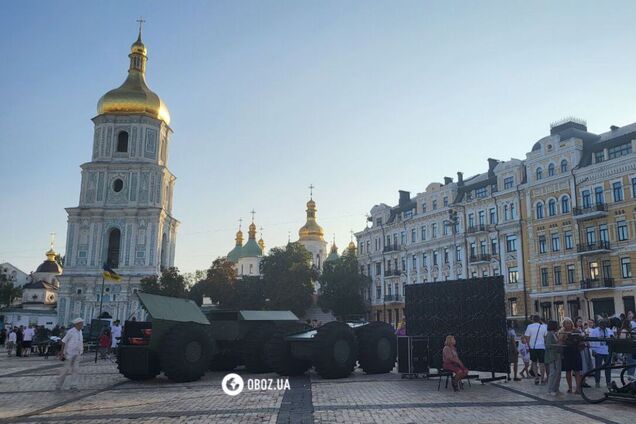 На Софийской площади в Киеве прошла выставка современных дронов и роботизированной техники. Фоторепортаж