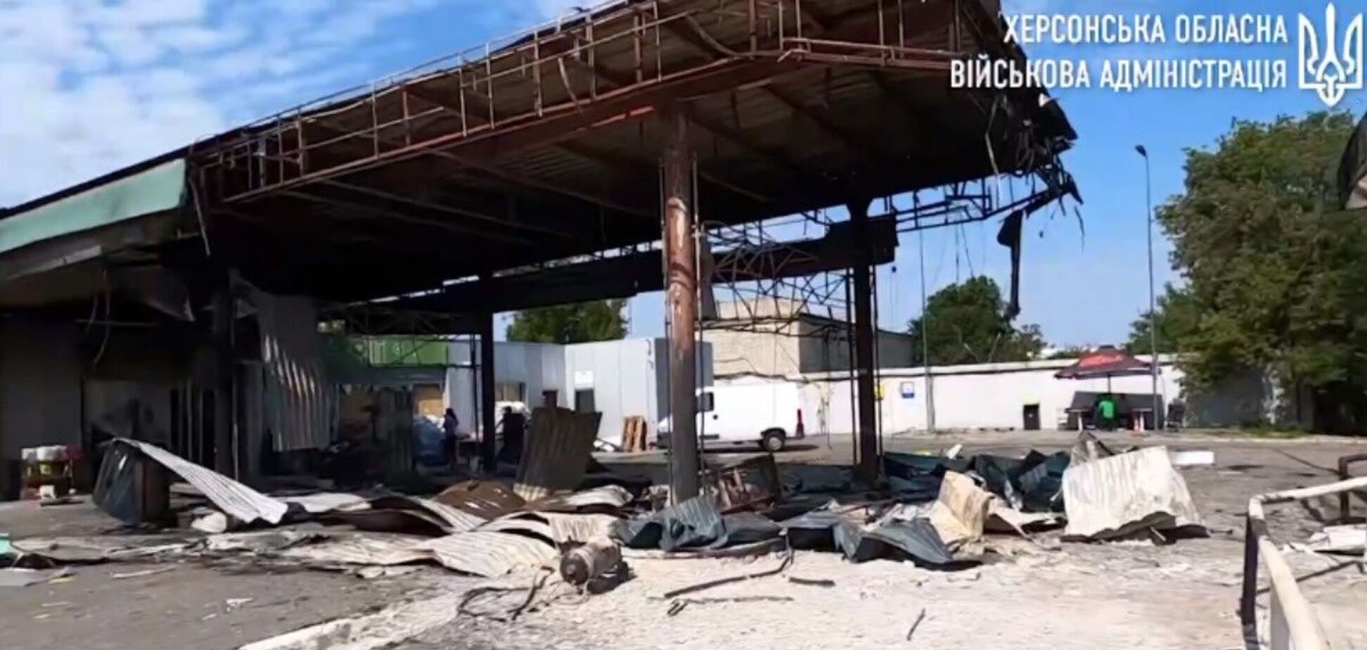 Оккупанты уничтожили жилой дом и попали в АЗС в Херсоне: есть погибшая и раненые. Фото