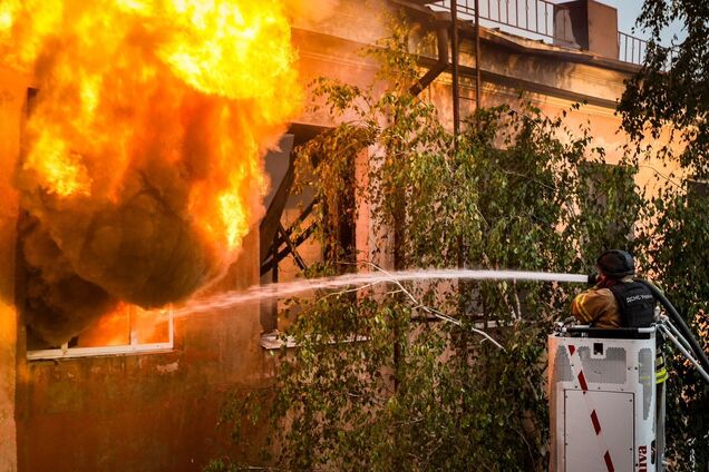 Росіяни двічі вдарили по житловому сектору Херсона: двоє людей загинули, є руйнування