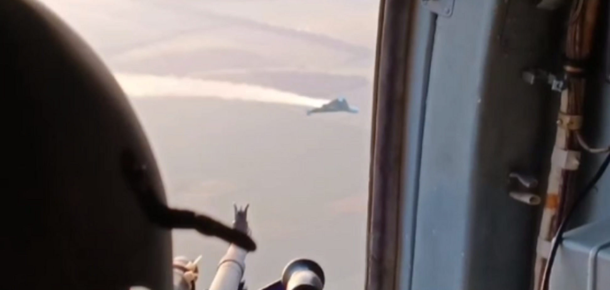 З'явилося відео, як українські воїни збили 'Шахед' кулеметом з вертольота