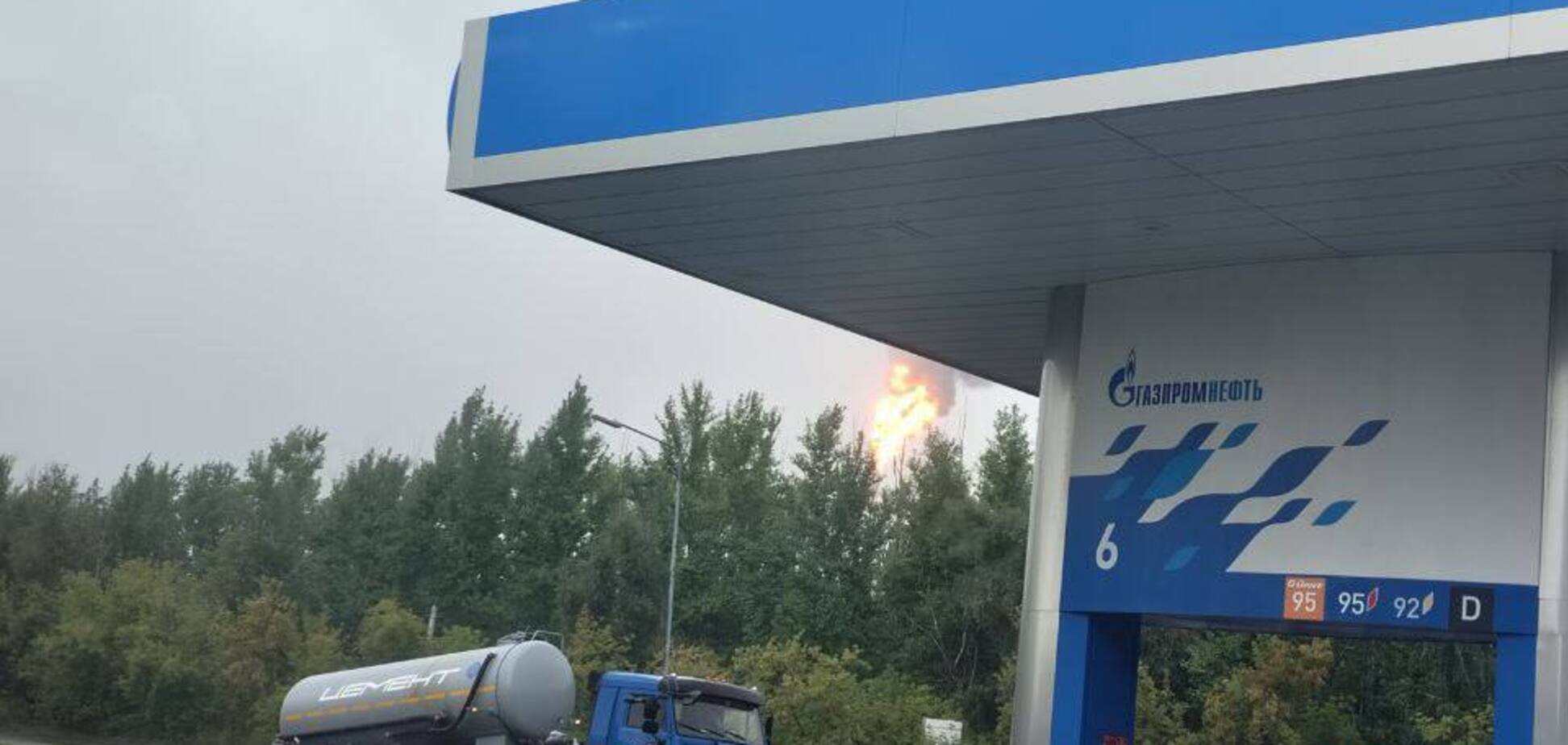 У російському Омську стався потужний вибух на нафтозаводі, піднявся стовп вогню і диму. Відео