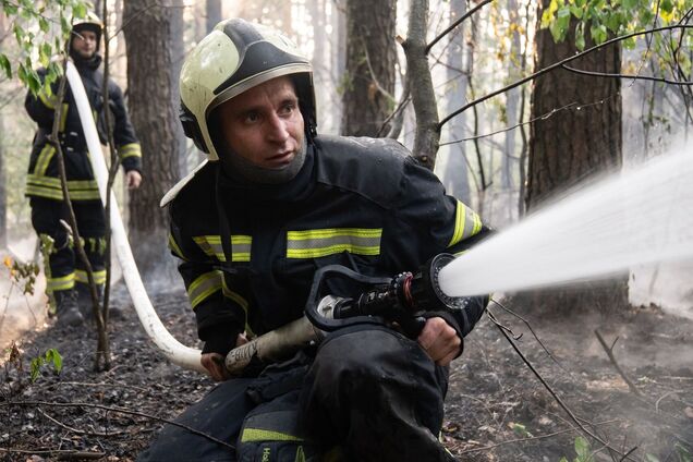 У Києві прогриміли вибухи: зафіксовано падіння уламків, виникли пожежі. Фото