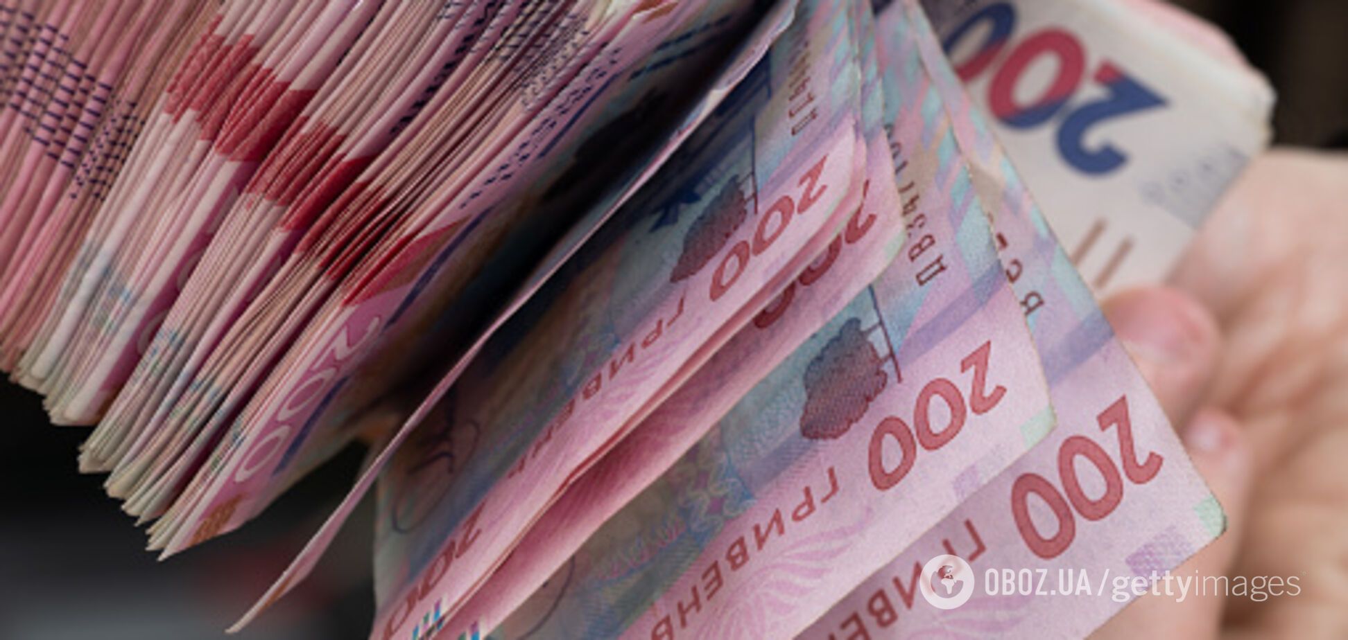 Купюри української гривні по 200 грн. Ілюстрація
