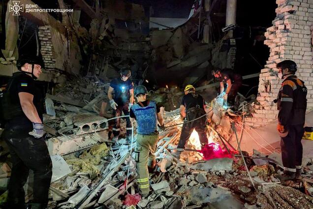 В ГСЧС показали, как спасали людей после удара РФ по гостинице в Кривом Роге. Видео