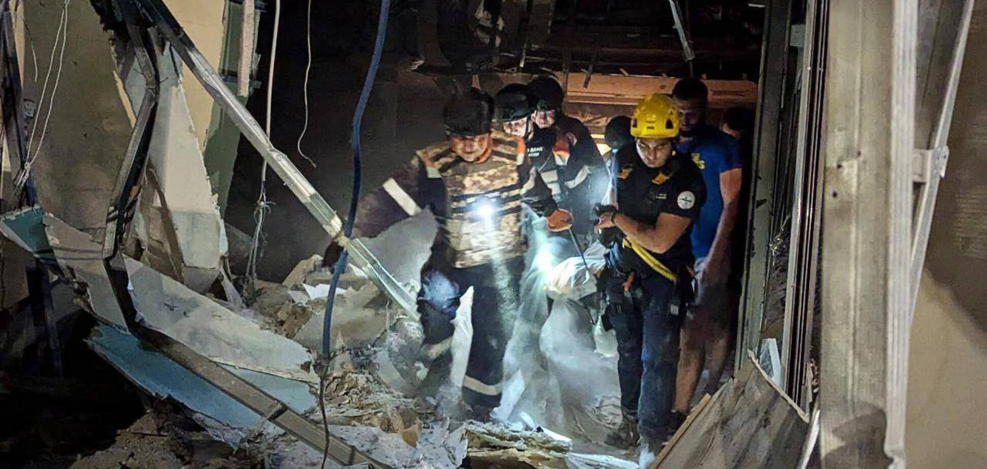 Под завалами еще могут находиться люди: появились новые кадры с места удара РФ по гостинице в Кривом Роге