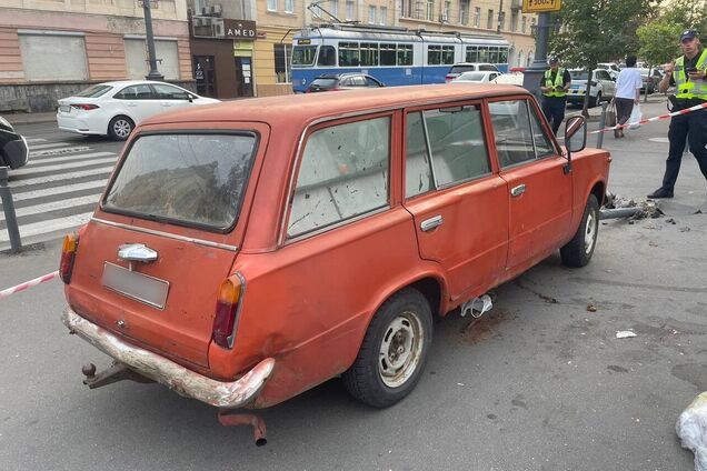 У Вінниці припарковане авто збило бабусю