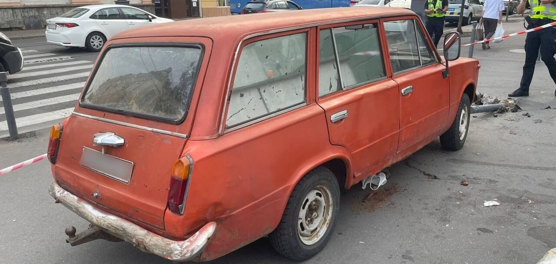 У Вінниці припарковане авто збило бабусю