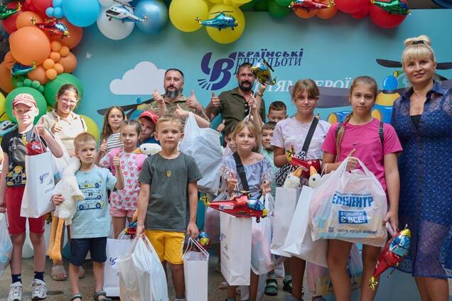 "Украинские вертолеты" помогли одной тысяче детей погибших Героев подготовиться к школе