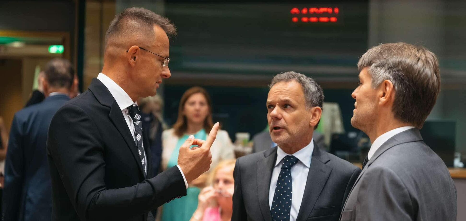 Сиярто выдал, что не хочет 'больше оружия в Украине'