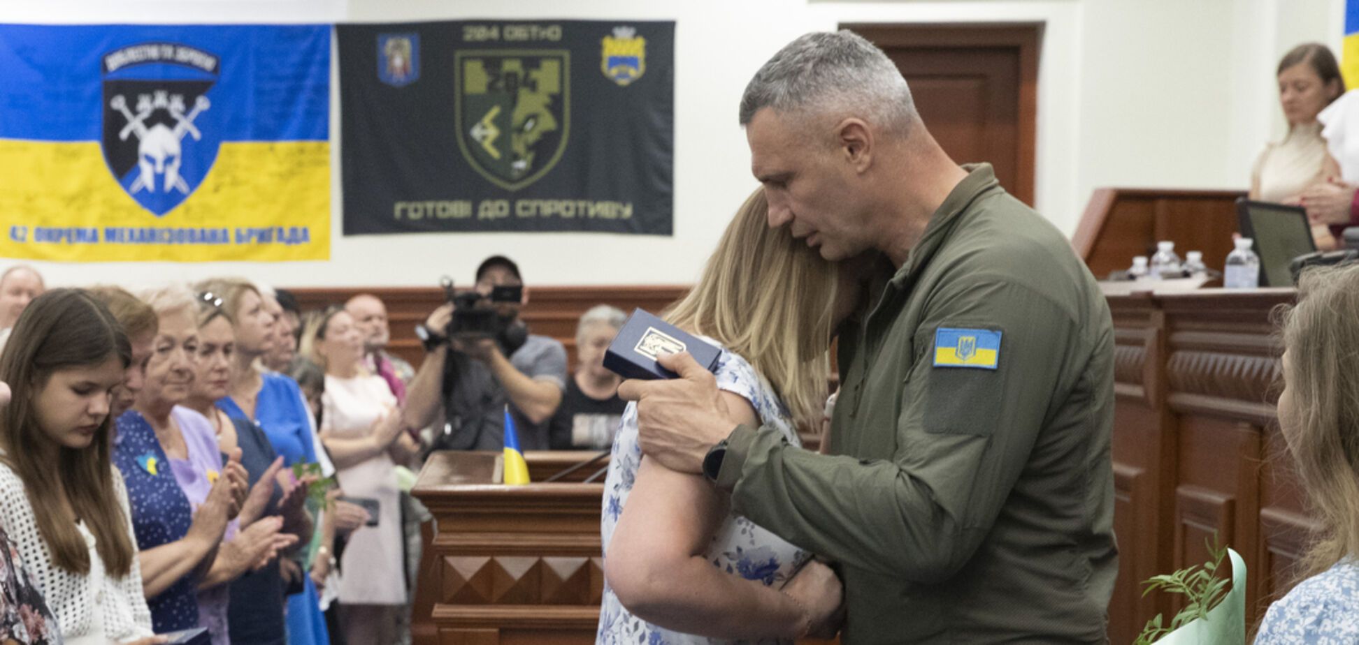 Кличко вручил награды военнослужащим и семьям погибших Героев