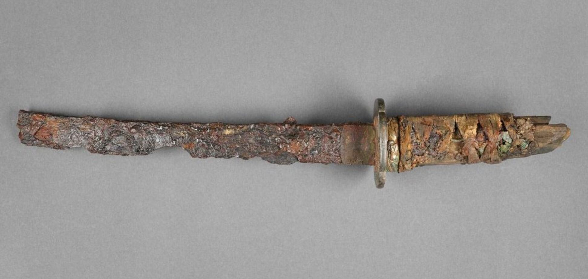 В Германии среди обломков времен Второй мировой войны был найден японский самурайский меч XVII века. Фото