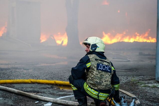 У Черкасах унаслідок ворожої атаки пошкоджено підприємство: на місці ліквідували пожежу. Фото