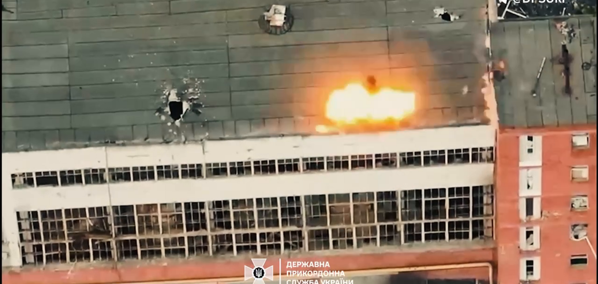 Прямое попадание FPV-дрона: пограничники поразили станцию связи оккупантов на Южном направлении. Видео