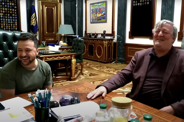 Стивен Фрай рассмешил Зеленского анекдотом о Путине и Медведеве. Видео