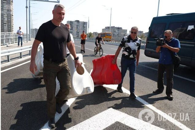 На Оболони открыли движение по съездам и заездам на новый путепровод