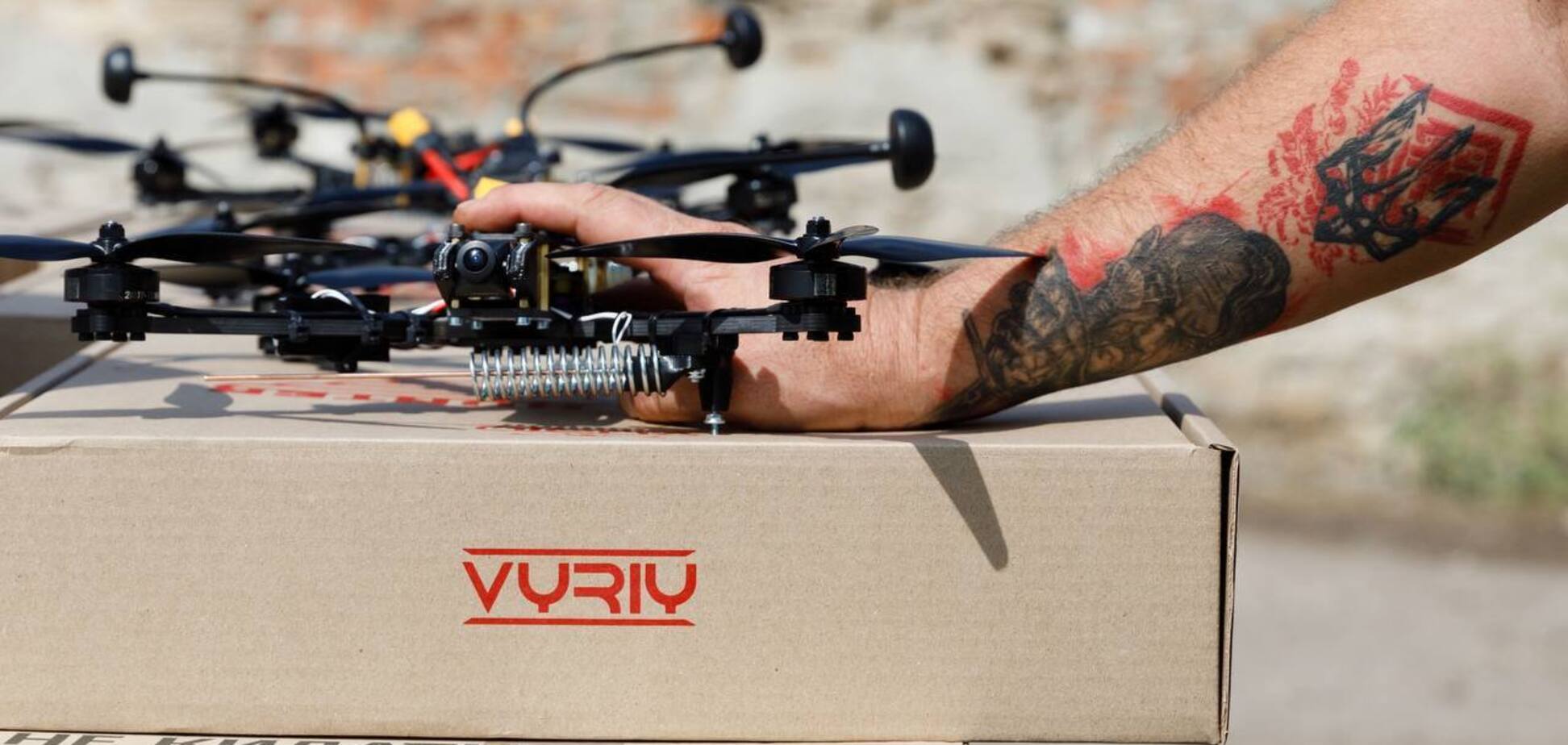 Молниеносно и смертельно опасно для врага: Порошенко показал, как украинские бойцы только что привезенным FPV-дроном уничтожили оккупантов