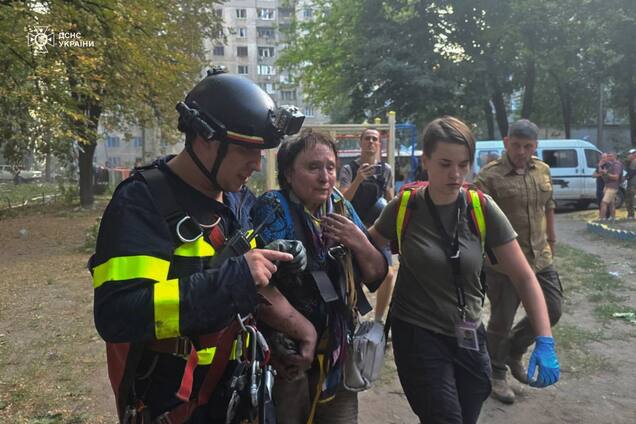 Окупанти вдарили КАБами по Харкову, є жертви і десятки поранених: дитина загинула просто на майданчику. Фото і відео