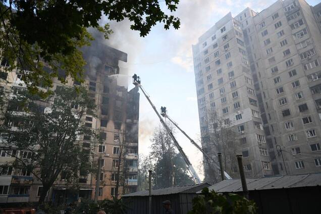 'Там падає все': у поліції показали кадри рятувальної операції після удару РФ по Харкову. Відео