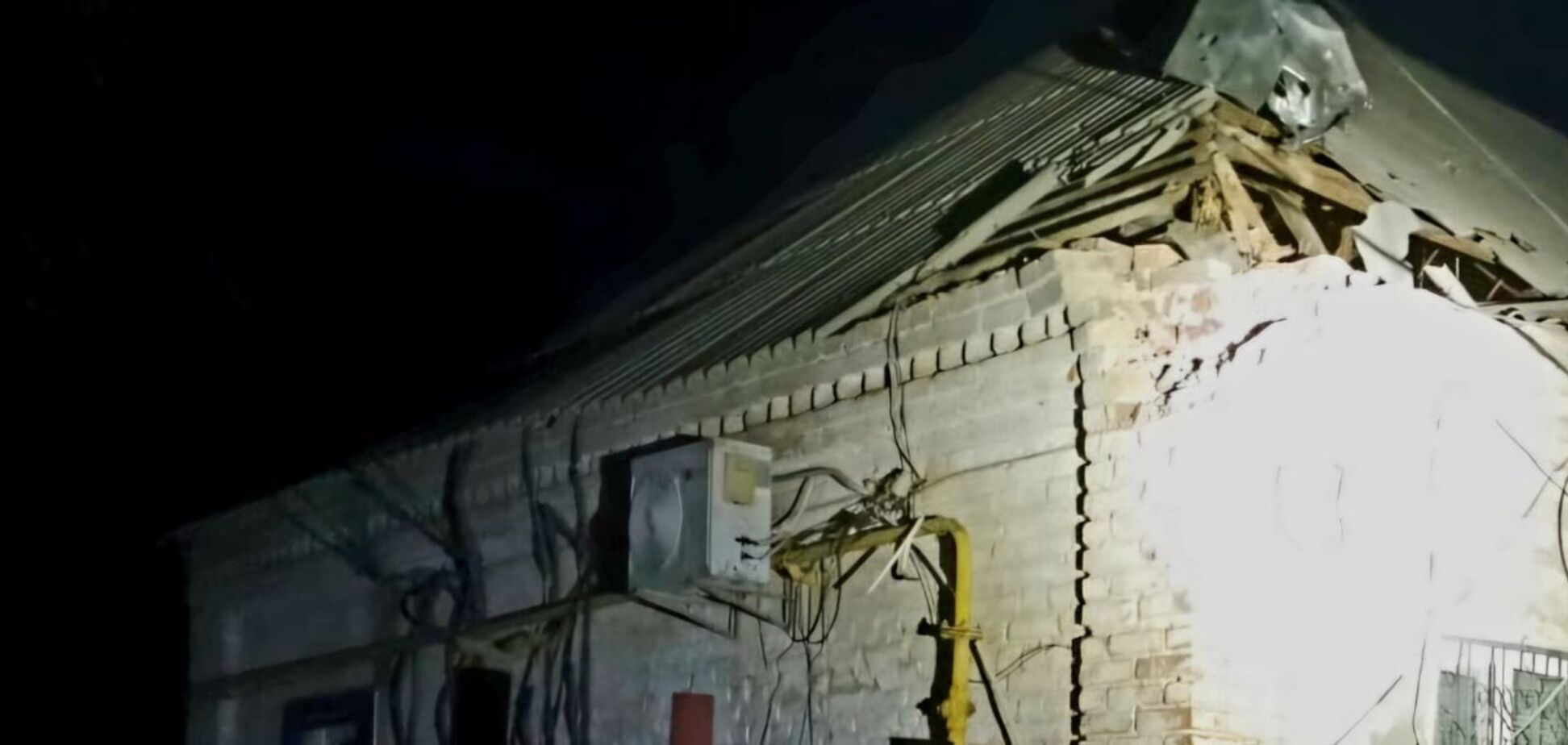 Оккупанты атаковали Днепропетровщину: повреждены многоэтажки, пострадала женщина. Фото