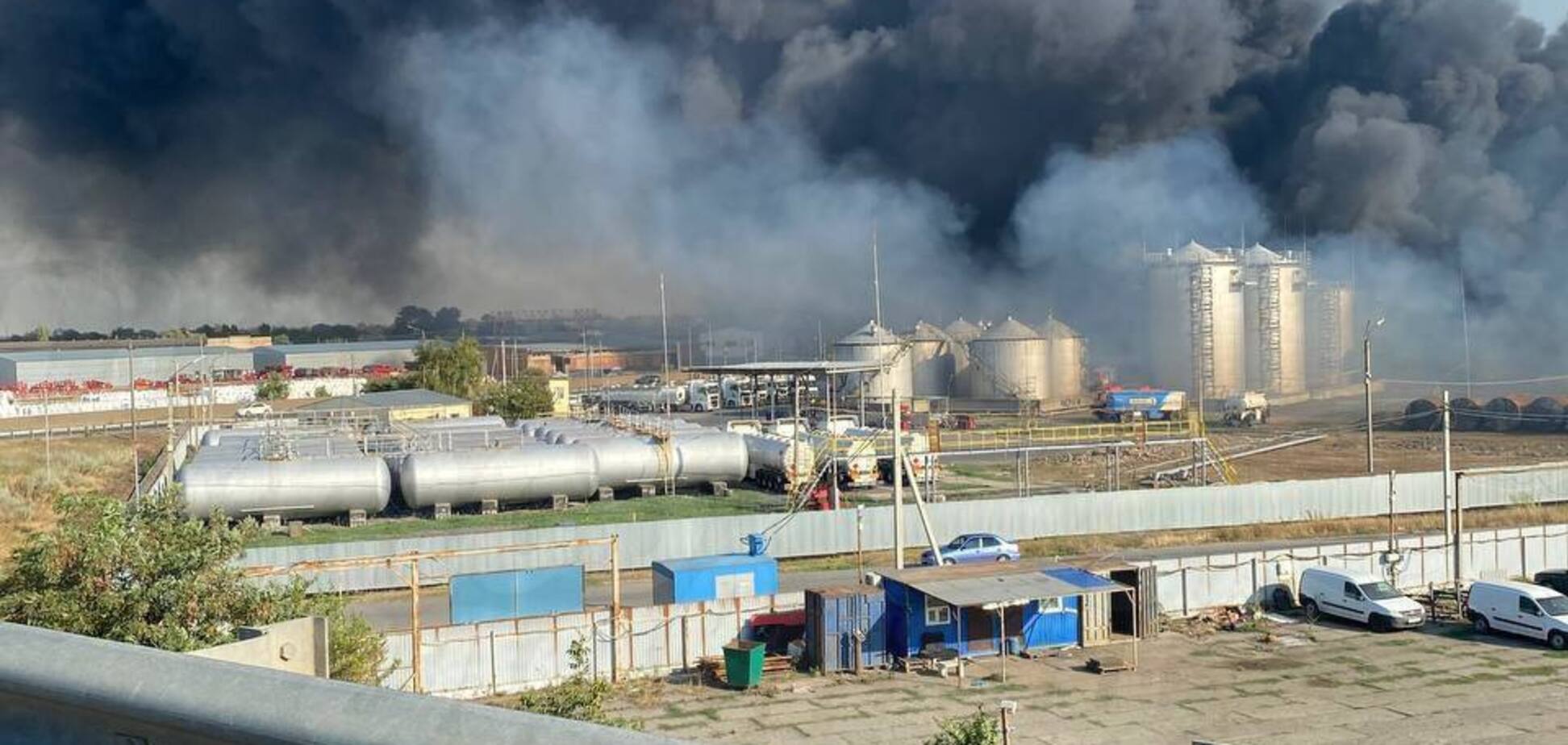 В Ростовской области разгорелся гигантский пожар у нефтебазы. Видео