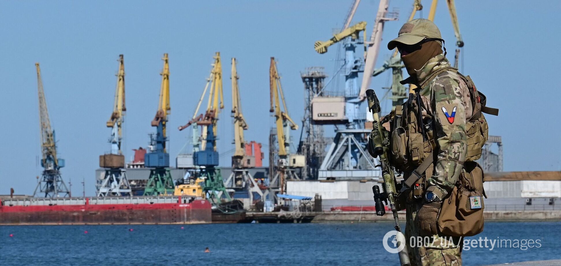 Російський окупант у захопленому порту Бердянська