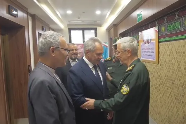 Шойгу прибув до Ірану і виказав 'повну підтримку' у вирішенні 'регіональних питань'. Відео