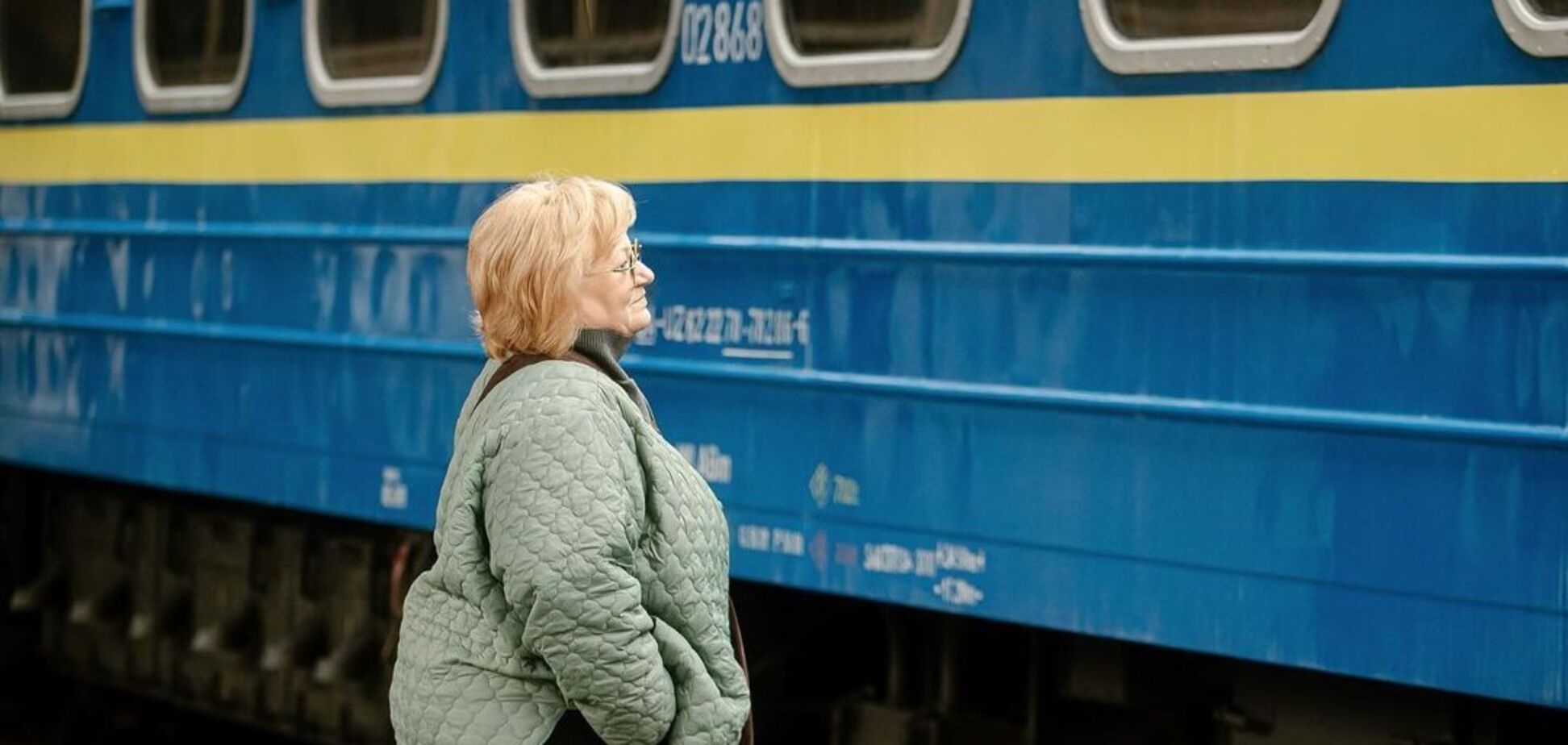 'Укрзалізниця' втрапила у скандал через чоловіка в жіночому купе: провідниця радила йому 'розважити дівчат'. Всі подробиці та відео
