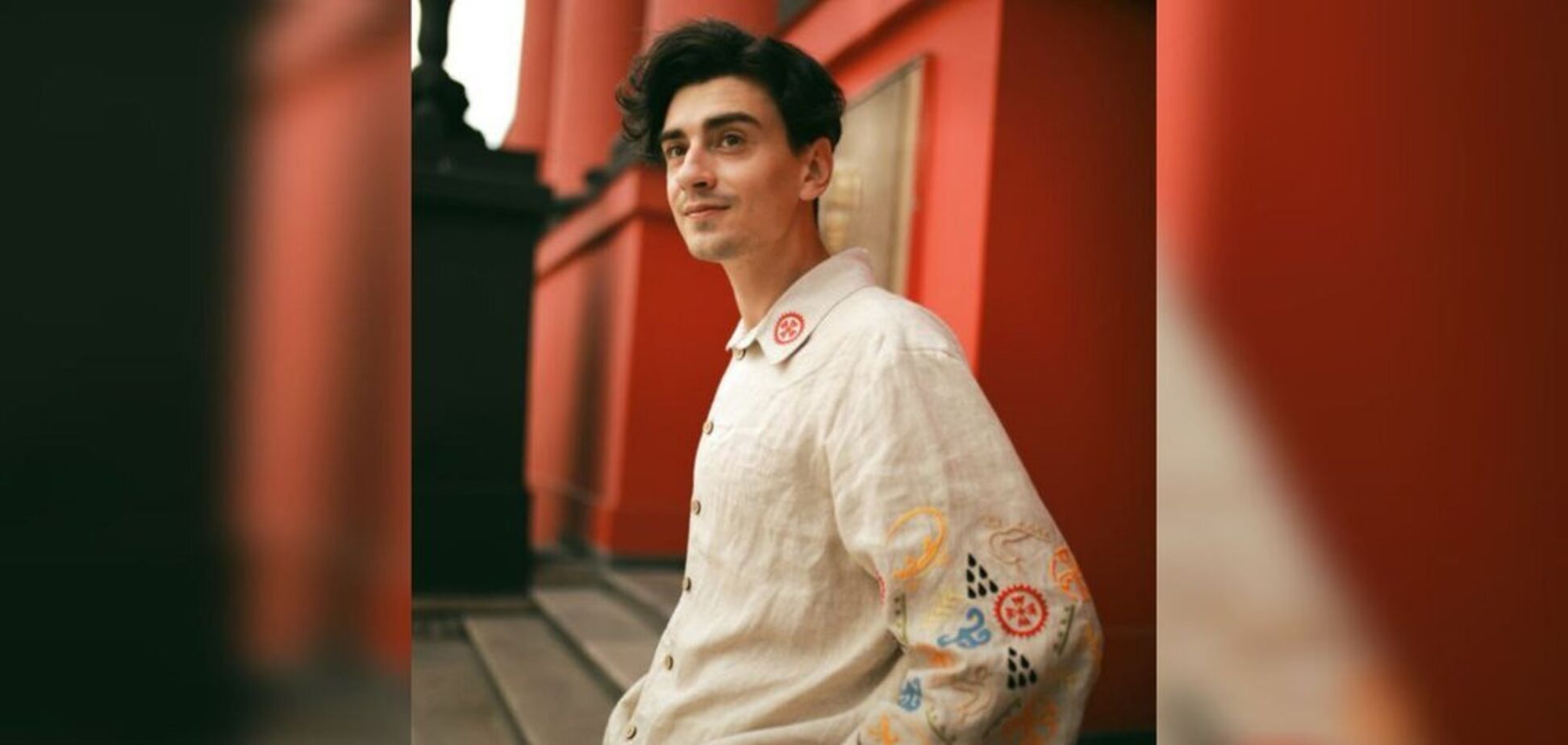 'Как я чувствую Херсонщину': украинский студент пришел на выпускной в вышиванке, дизайн которой придумал сам. Впечатляющие фото