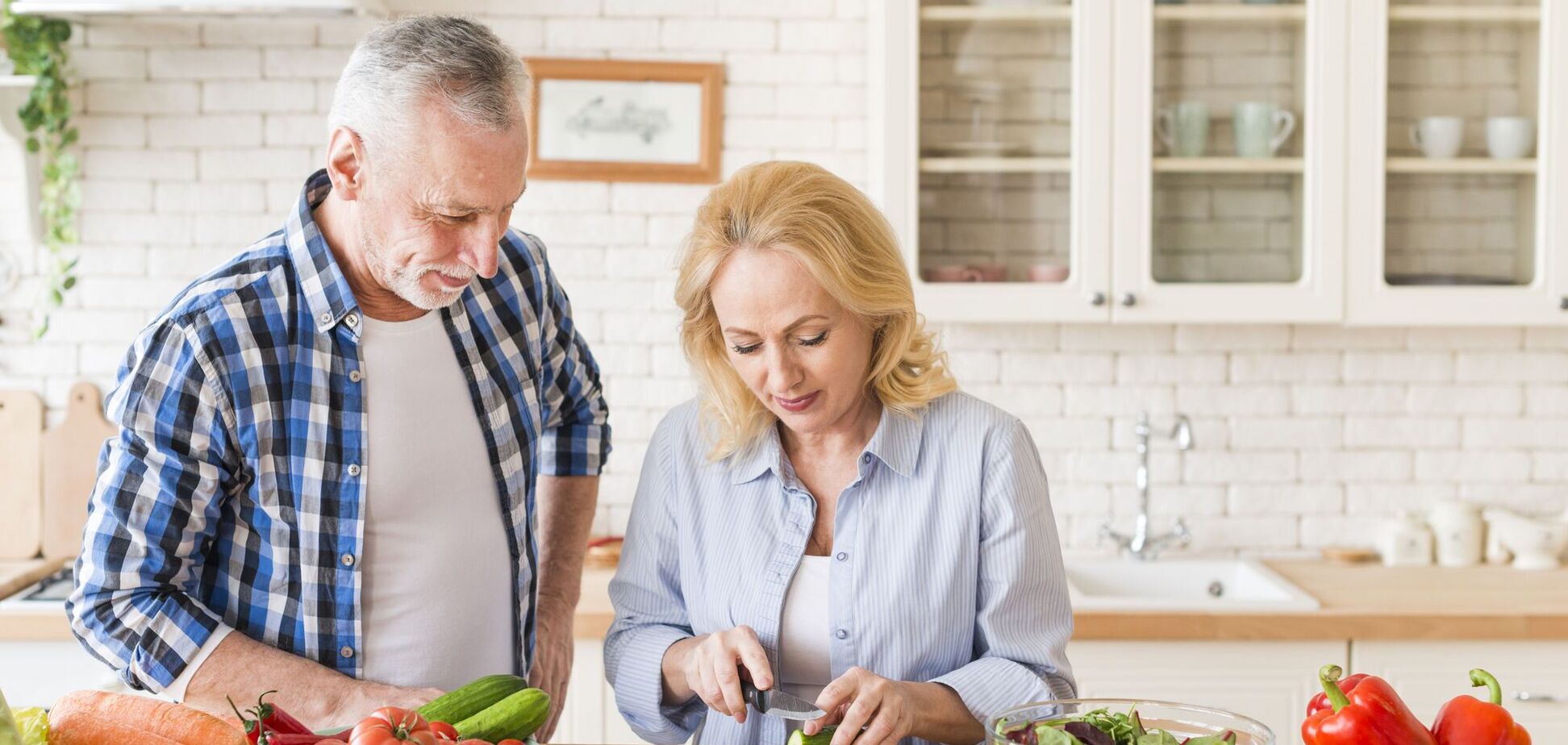 4 харчові звички, які сповільнюють ваш метаболізм після 50 років: поради дієтологів