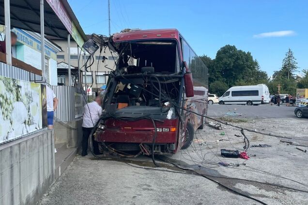 В Хмельницкой области автобус с детьми, которые ехали на отдых в Болгарию, попал в ДТП: есть пострадавшие. Фото