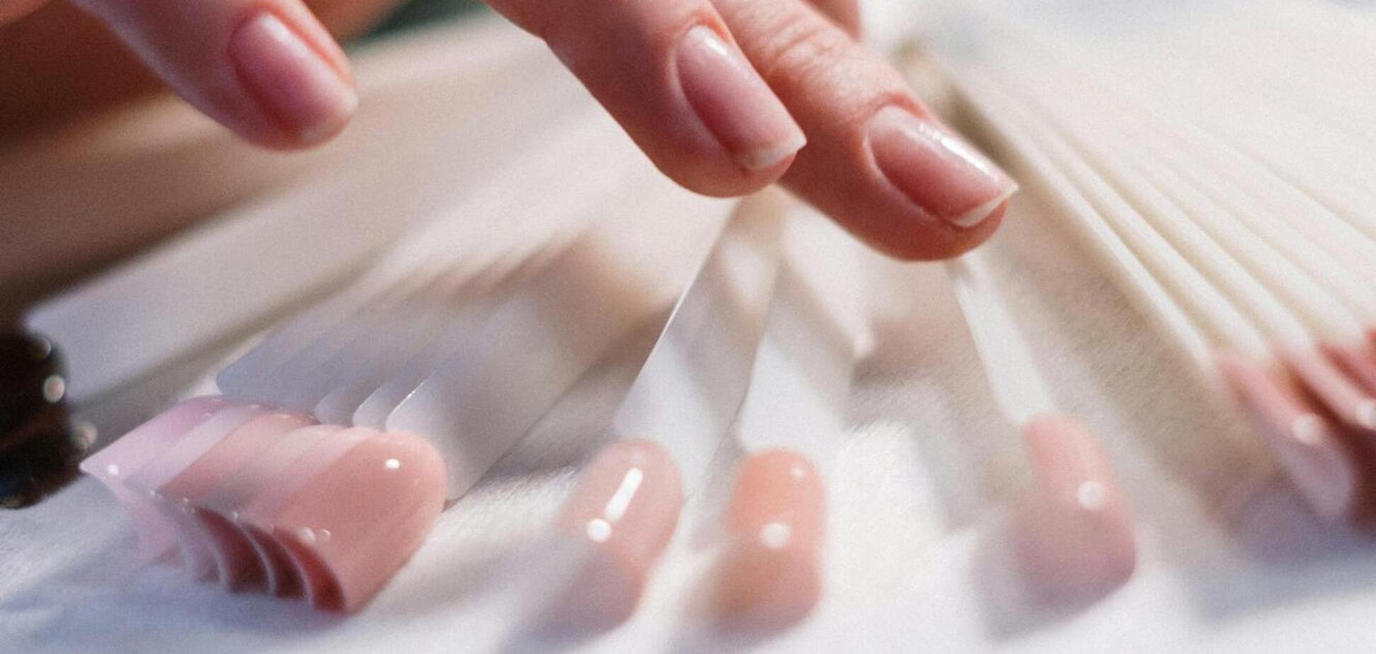 'Кокосовые ногти' – модный тренд августа: как выглядит маникюр, который подойдет к любой одежде и оттенку кожи