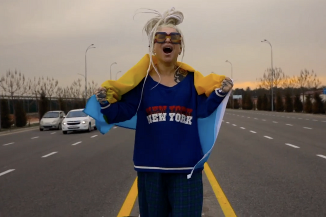 Набившая тату с Бандерой певица Наргиз выступила с флагом Украины и разозлила путинистов