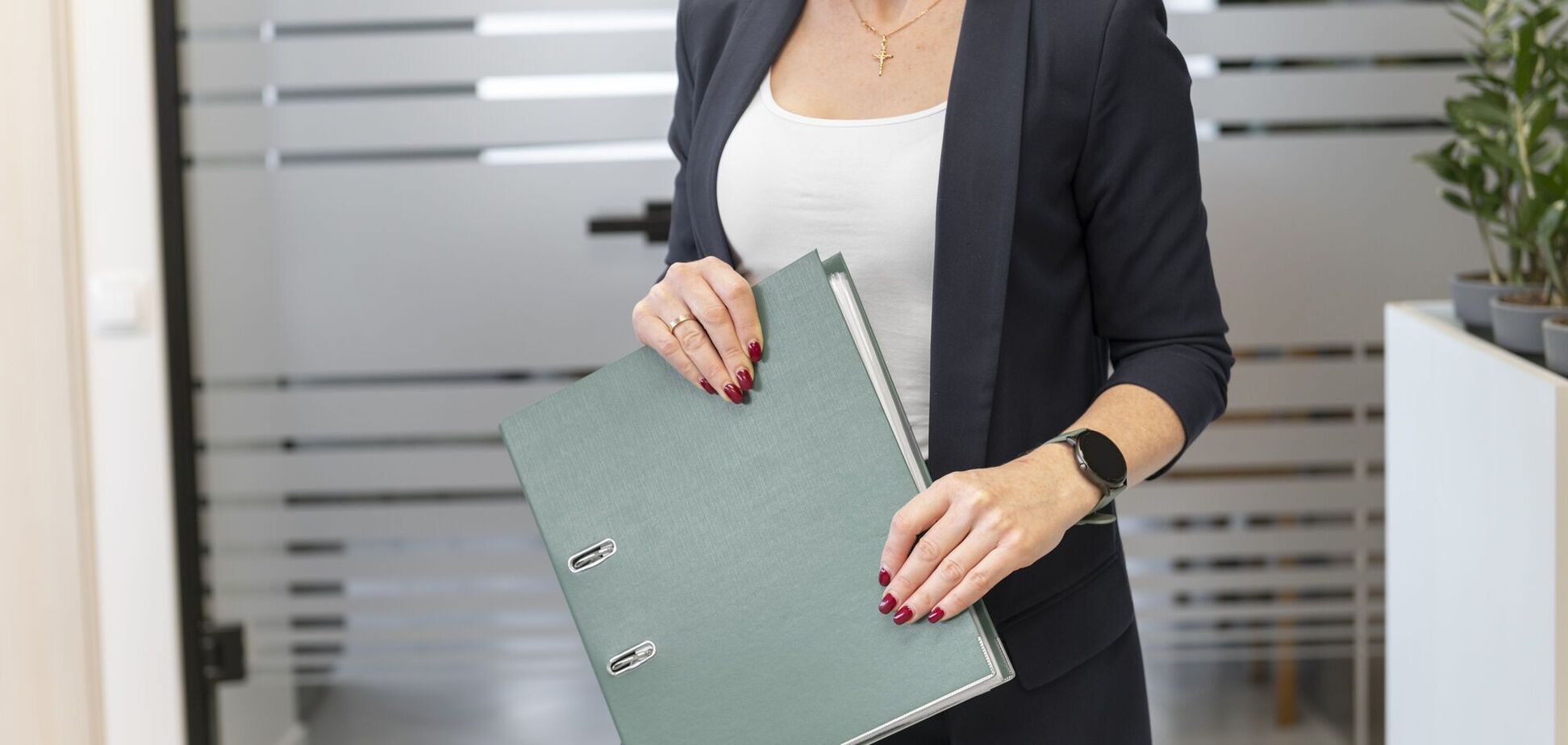 Участие в политике, служба в ВСУ и проблемы с законом: что известно о самых загадочных претендентах на должность образовательного омбудсмена Украины