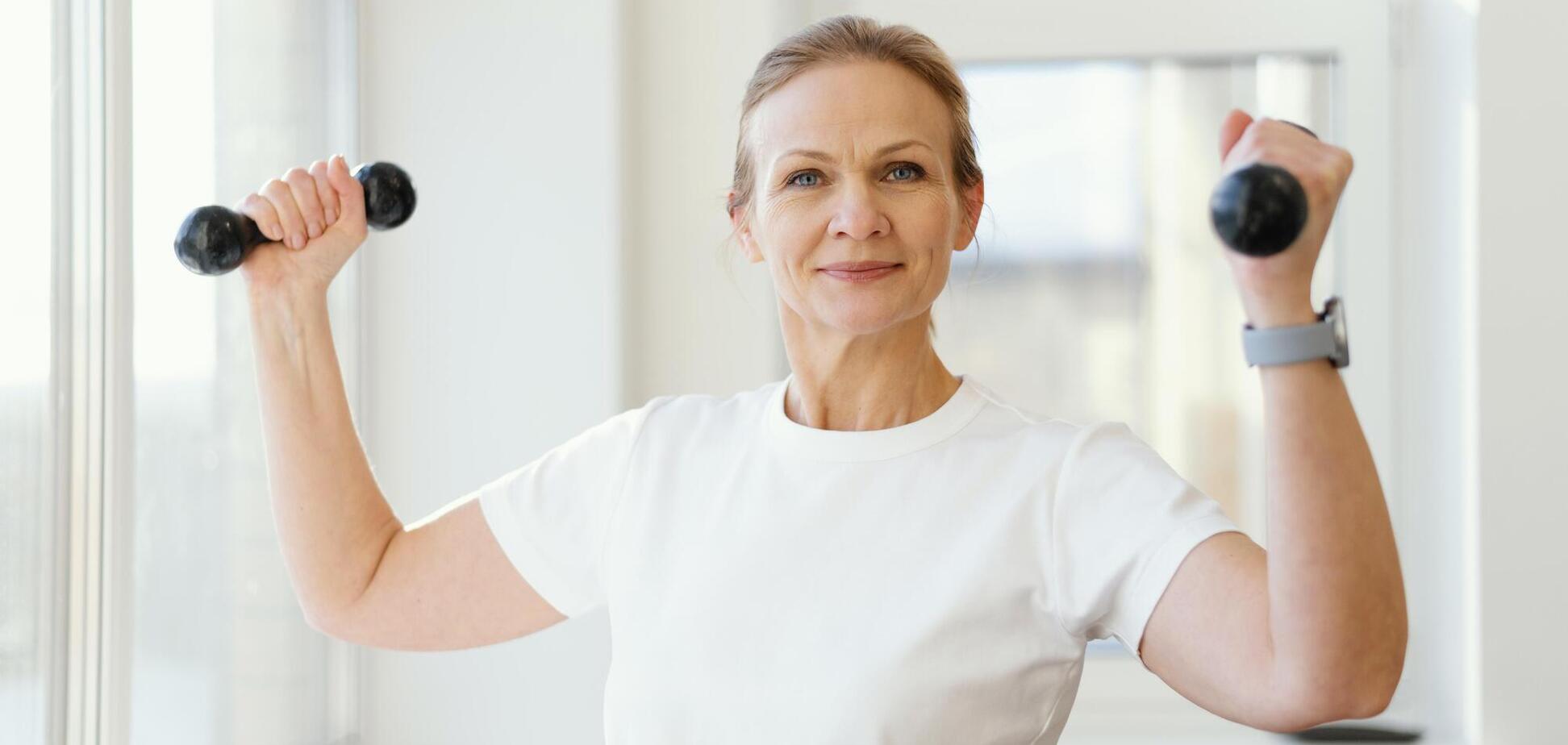 Вправи, які допоможуть підтягнути груди після 50: поради тренера