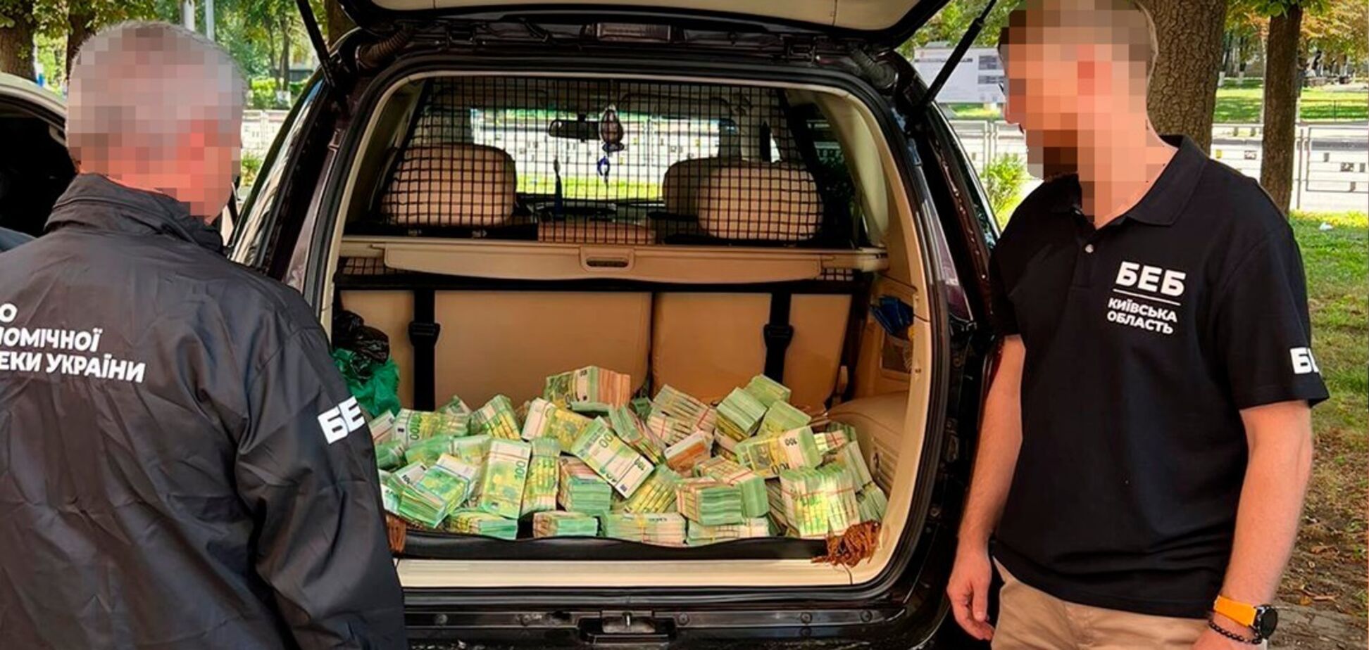 Бухгалтер поставщика продуктов для Минобороны перевозила в машине 5 млн евро из 'черной кассы'