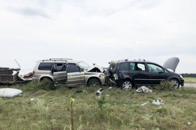 Водій заснув за кермом: на Рівненщині зіткнулися мінівен і позашляховик, постраждали 10 осіб. Фото