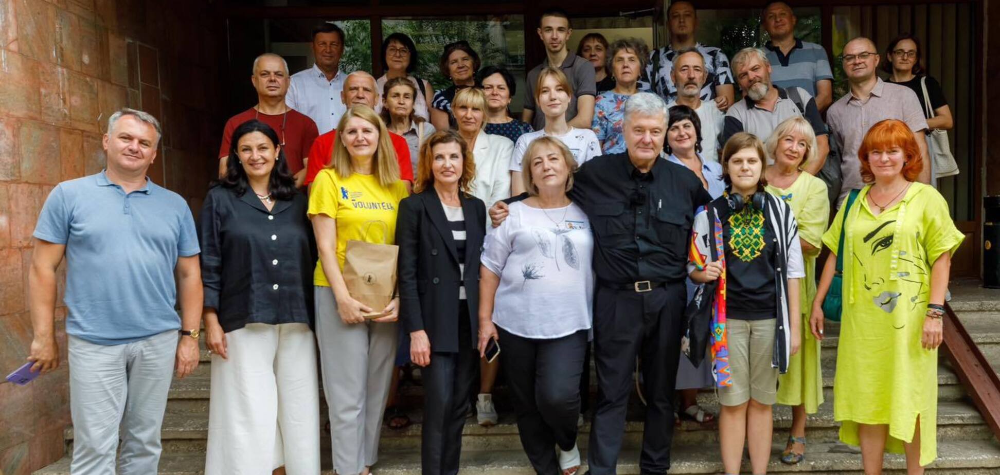 Вместе помогаем ВСУ гнать врага с нашей земли: Порошенко встретился с закарпатскими волонтерами и поделился опытом своего фонда