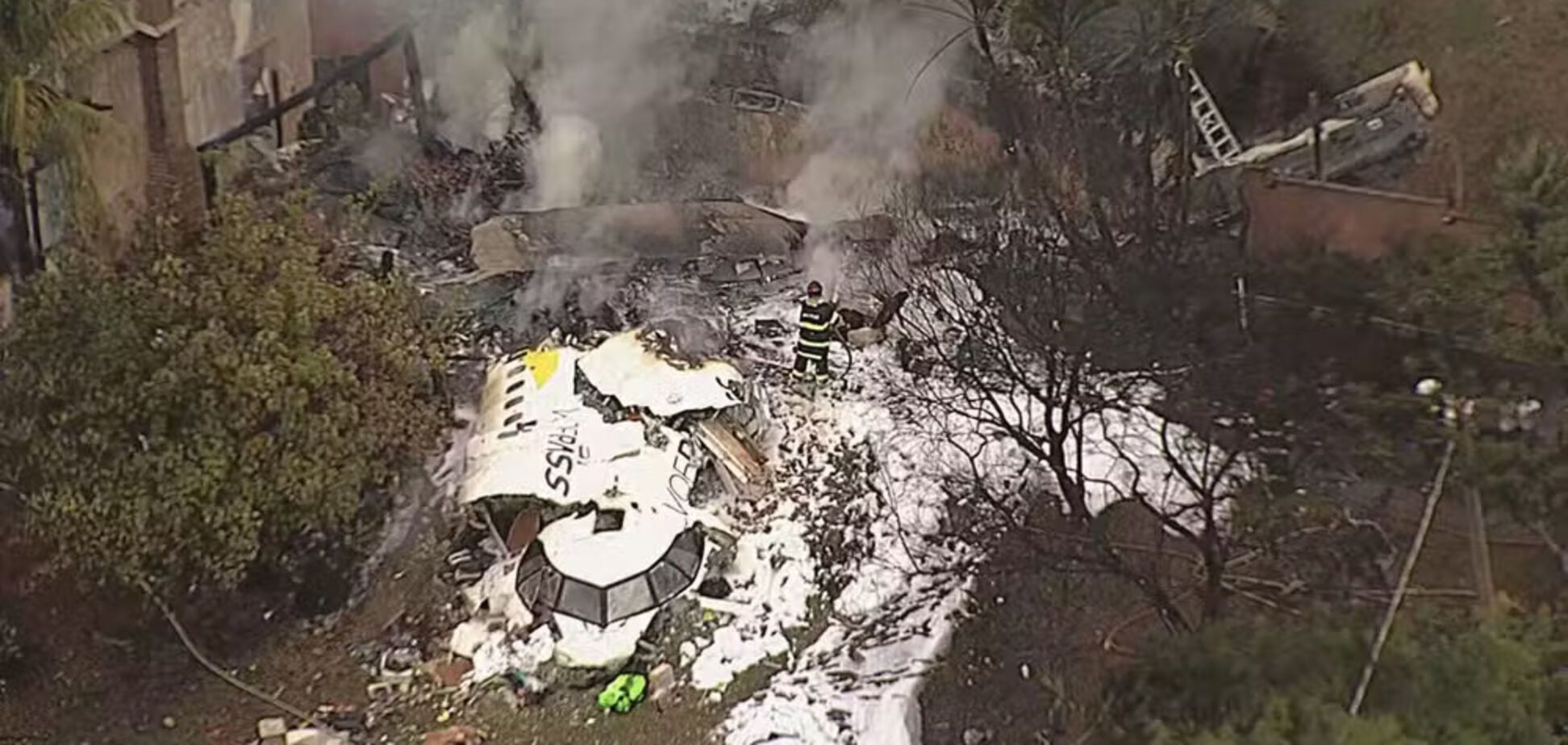 В Бразилии разбился пассажирский самолет: на борту находились 62 человека. Видео