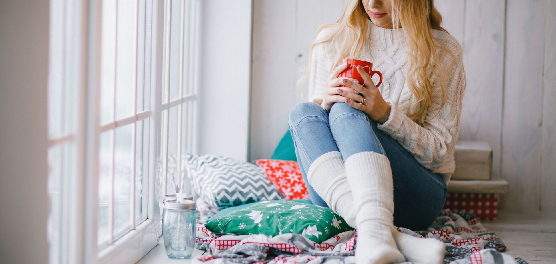 Спят в носках и носят свитера летом: ученые опровергли популярный миф о женщинах