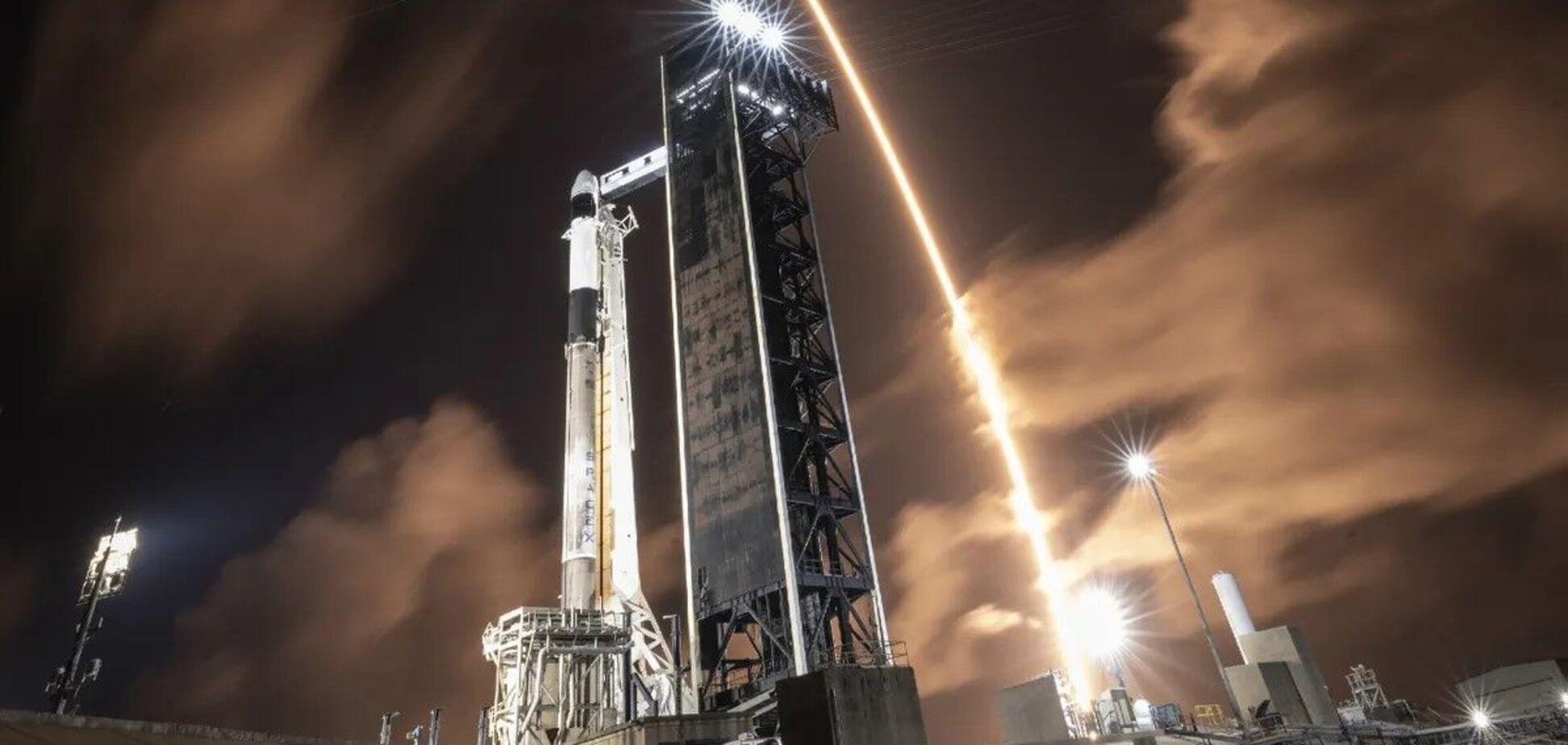 SpaceX успішно запустив дві ракети в космос після вибуху прискорювача Falcon 9