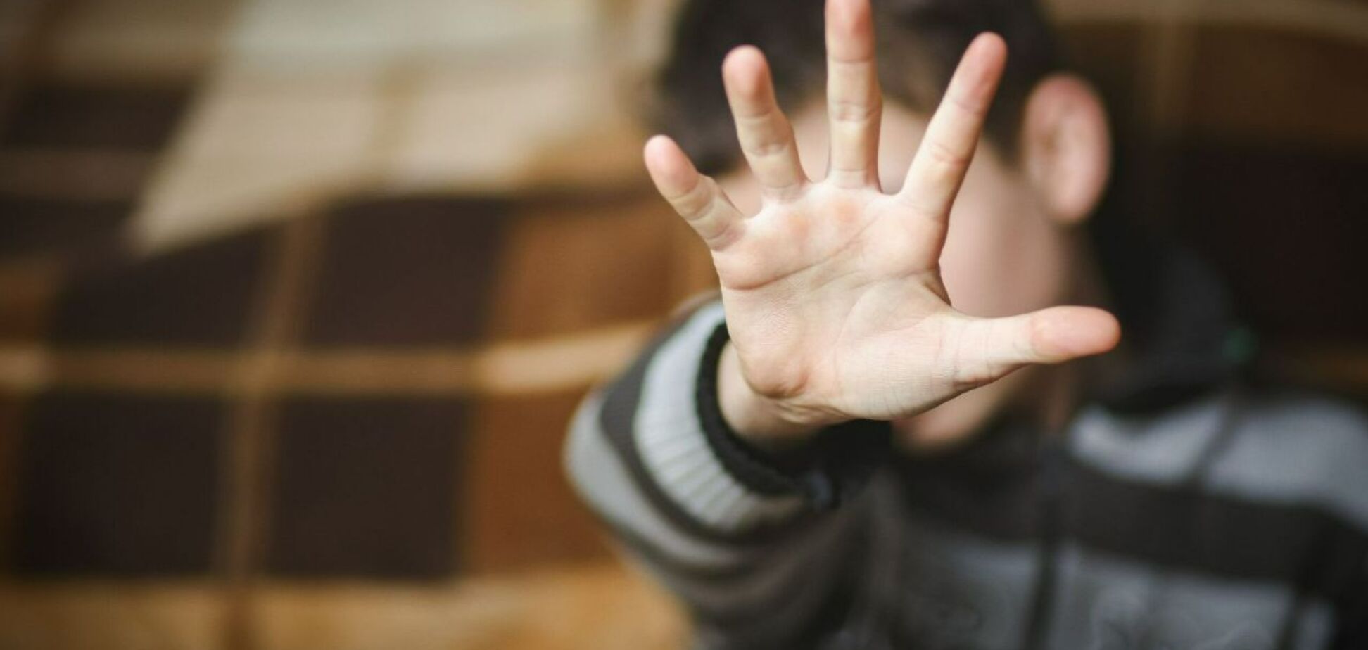 На Полтавщині троє осіб вчинили сексуальні дії стосовно малолітнього хлопчика: поліцію підозрюють у покриванні злочинців