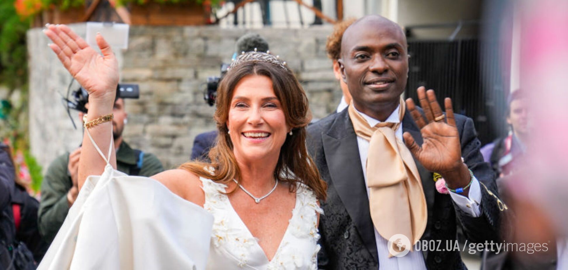 С розами и на фоне гор: как прошла свадьба норвежской принцессы, отказавшейся от престола из-за любимого 'шамана'. Фото