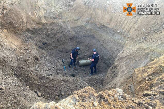 На Львівщині сапери ДСНС вилучили бойові частини ракет 'Кинджал' та 'X-101'. Фото