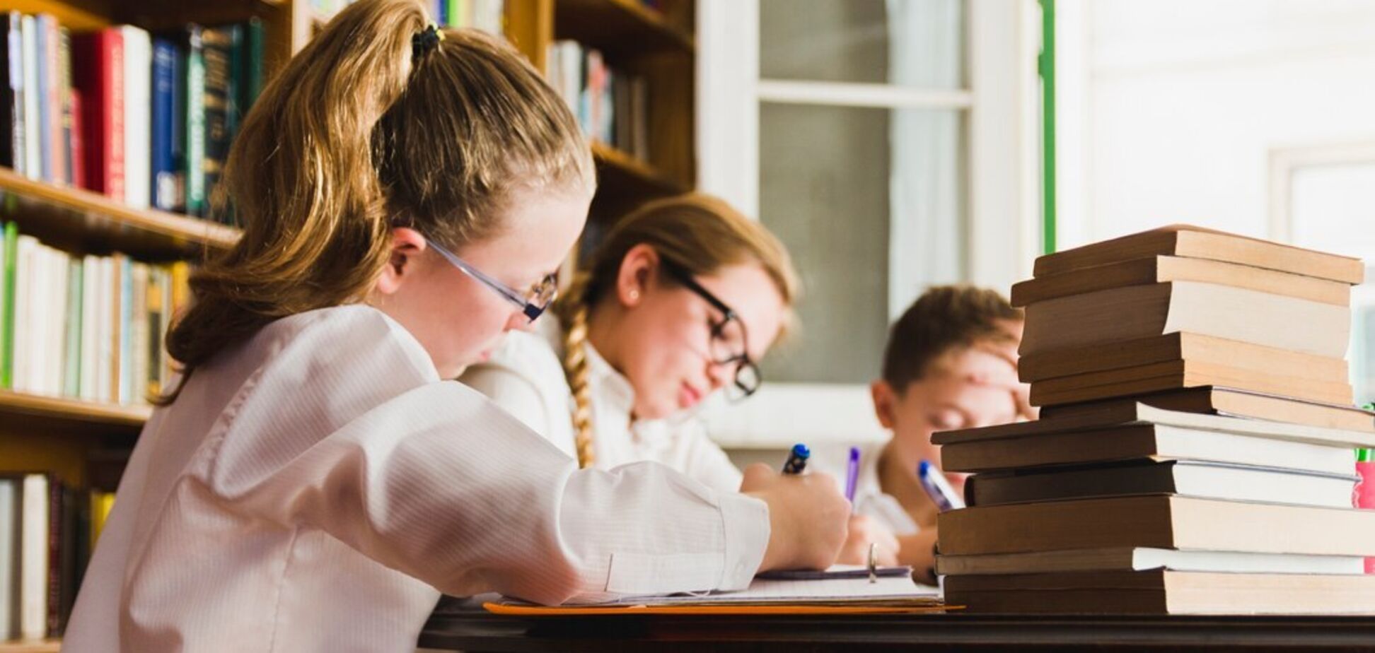 ЄС надасть Україні мільйон шкільних підручників українською мовою: перша партія вже прибула