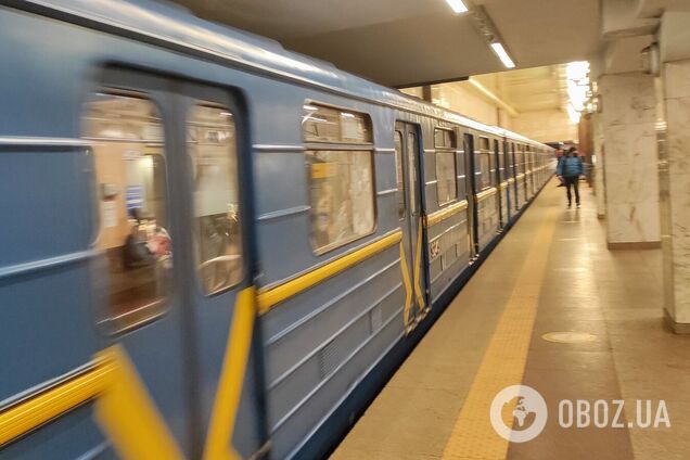 В Киеве люди застряли в поезде метро между двумя станциями: что случилось